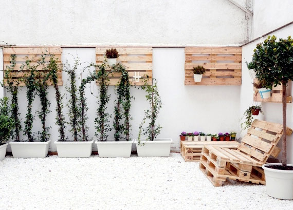 Design outdoor areas with a wow effect quickly and easily with white gravel and pallet furniture