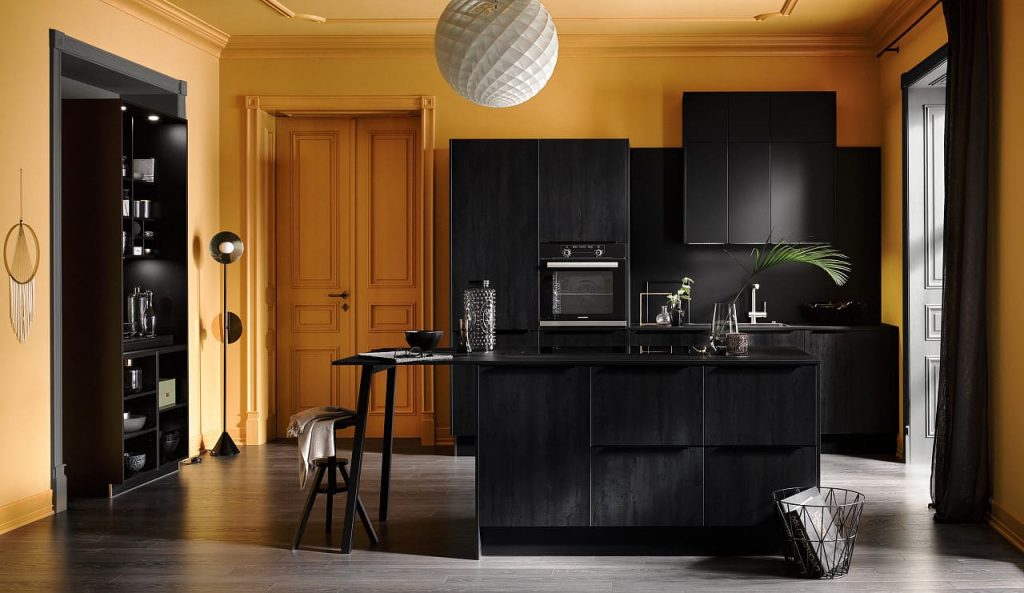 Black kitchen with elegant fronts 